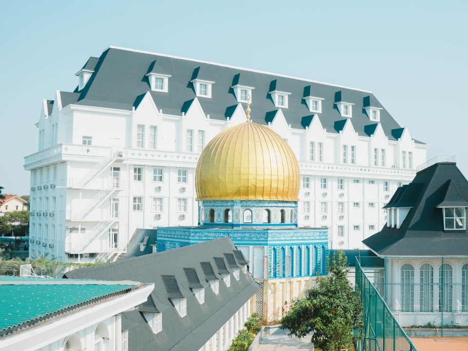 Pesona Arsitektur Eropa di Gedung Sekolah IIEC yang Memukau