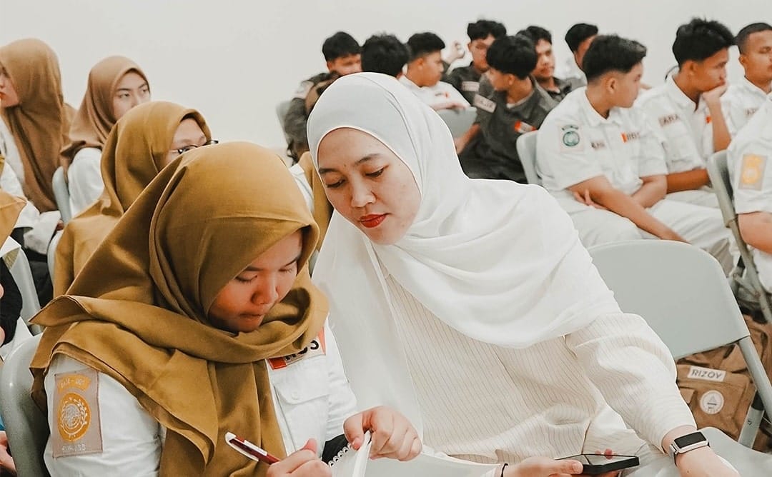 Pilar Filosofi Pendidikan IIEC Keseimbangan Ilmu Duniawi dan Ukhrawi