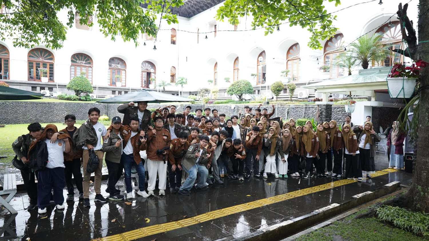 Menjejak Ilmu di Kota Kembang Siswa IIEC Gelar Field Trip Edukatif ke Bandung